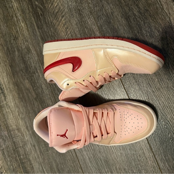 Nike Peach and Red Low-Top Sneakers - Picture 2 of 5